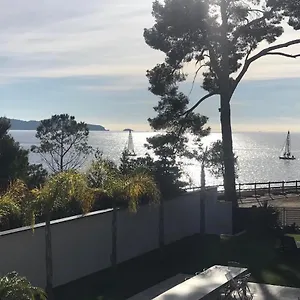 t2-bord-de-mer-aux-pins-penches.fr-provencehotel.com/